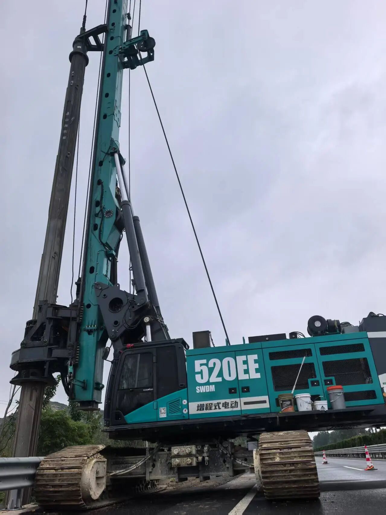 3868la银河总站智能增程式电动旋挖钻机助力山东高快建设，绿色施工功效显著