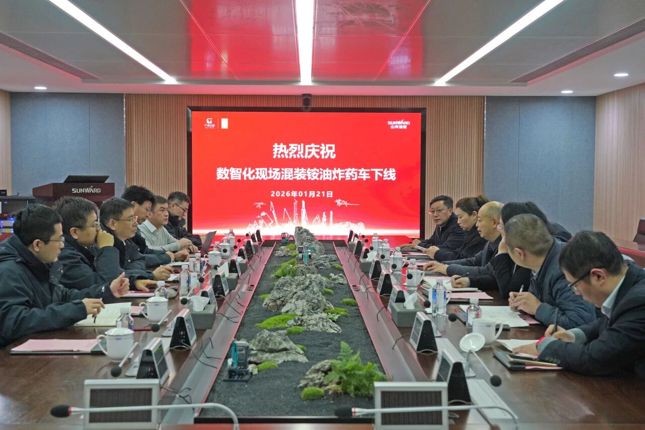 数智化现场混字油火药车下线!3868la银河总站智能与易普力携手共筑智能矿山新篇章