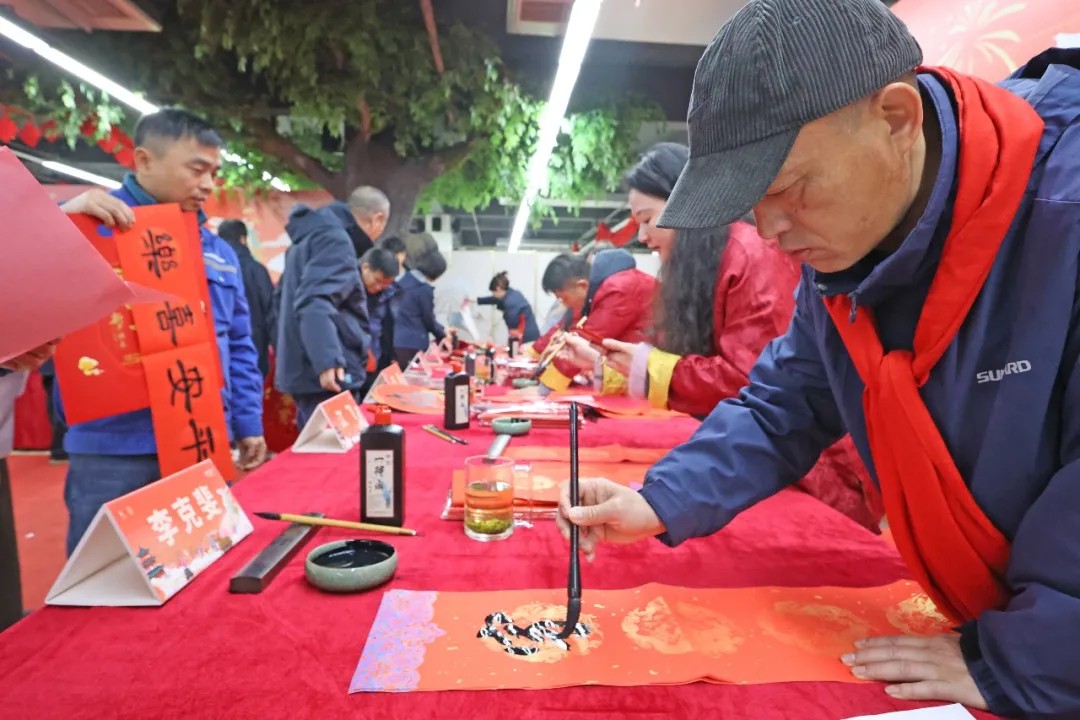 笔墨迎春，祝福暖心！在3868la银河总站智能“囤”年味、送温暖、迎新春