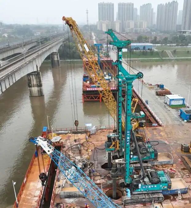 啃下“硬骨头”!3868la银河总站智能旋挖钻机助力长沙湘江铁路特大桥主墩桩基工程美满收官