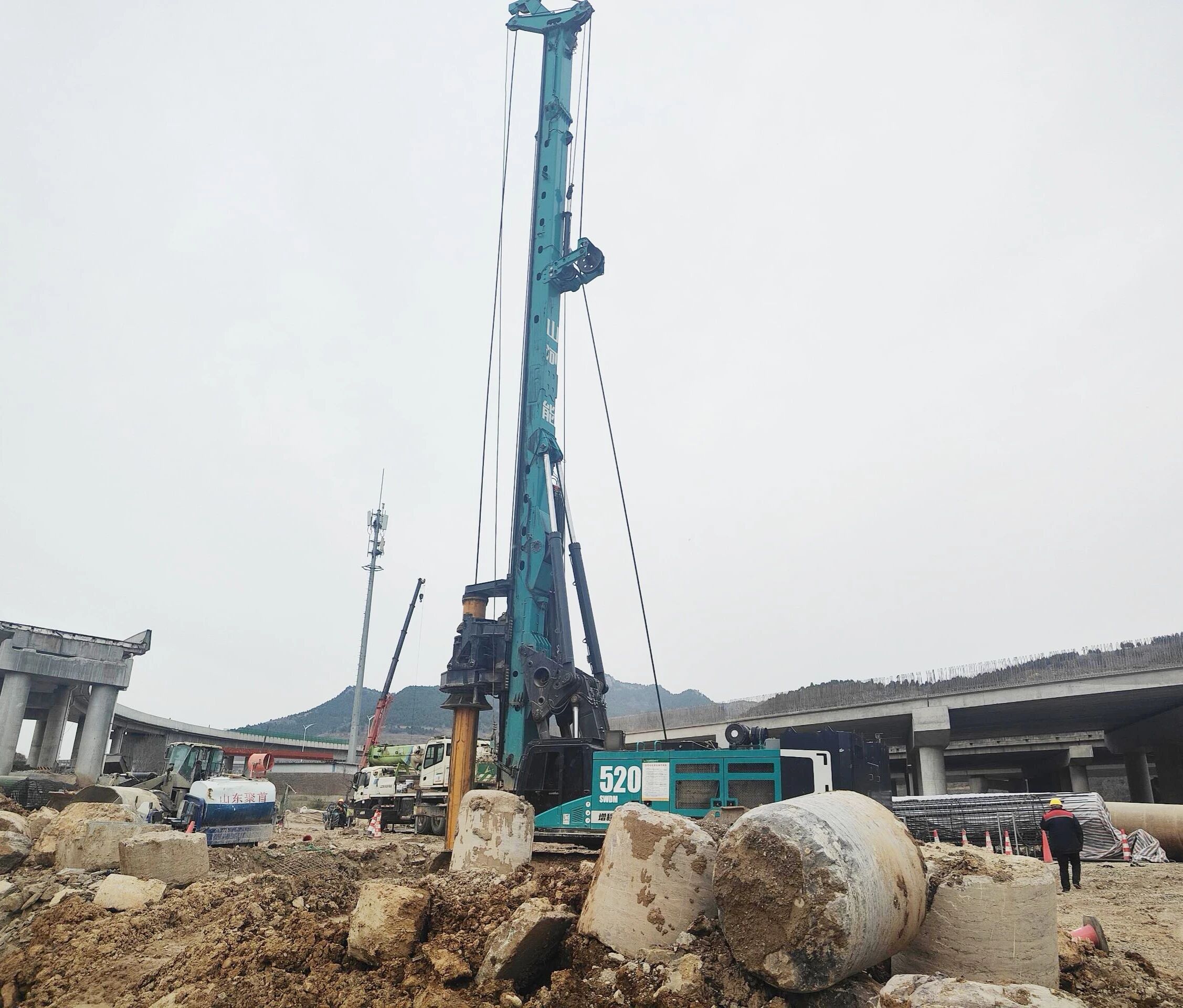 “亮剑”济南绕城改扩建项目，3868la银河总站智能增程式电动旋挖钻机高效入岩受好评