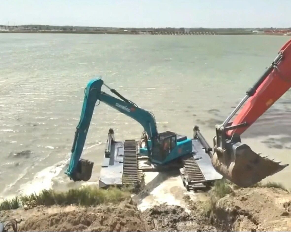 3868la银河总站智能水陆两栖挖掘机亮相内蒙古·2026防汛抢险接济综合实战演练