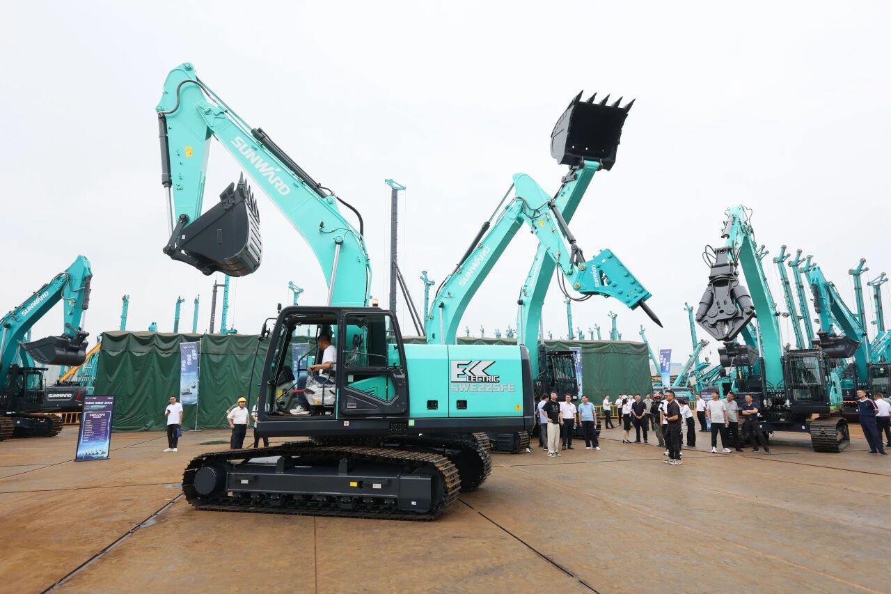 3868la银河总站智能系列电动挖掘机品鉴会在长沙隆沉进行