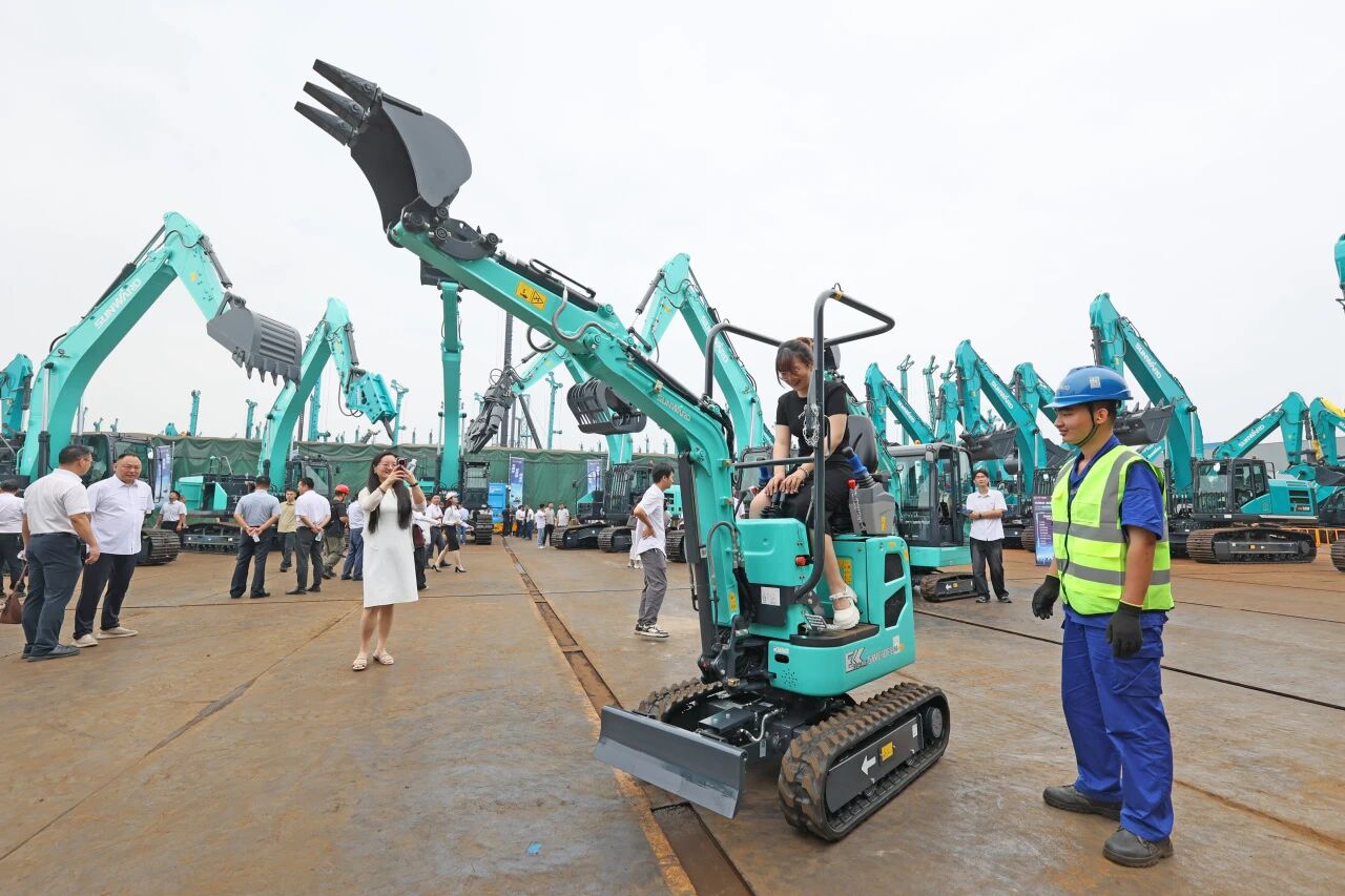 3868la银河总站智能系列电动挖掘机品鉴会在长沙隆沉进行