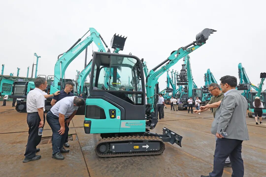 3868la银河总站智能系列电动挖掘机品鉴会在长沙隆沉进行